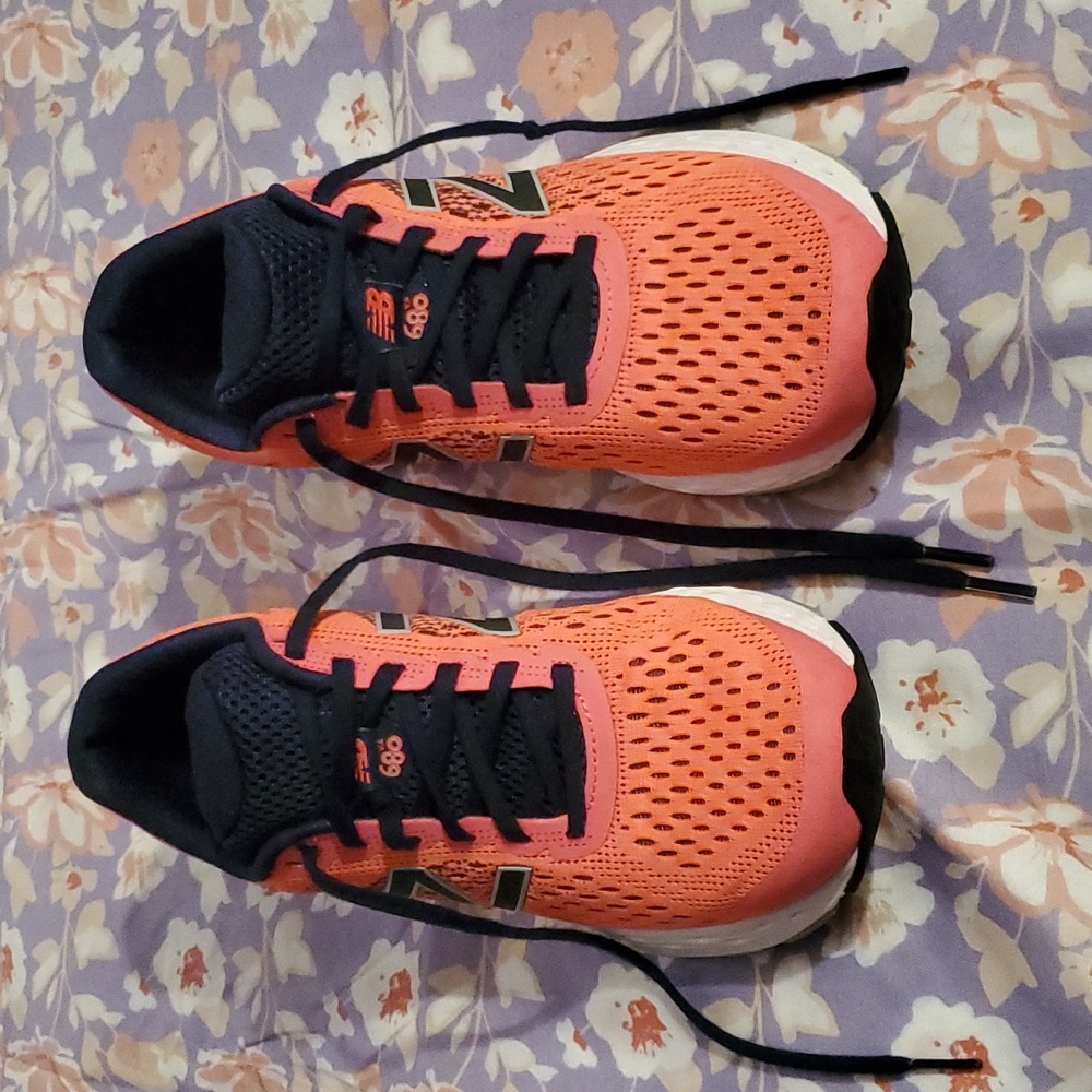 New Balance 9.5 Wide Sneakers 680